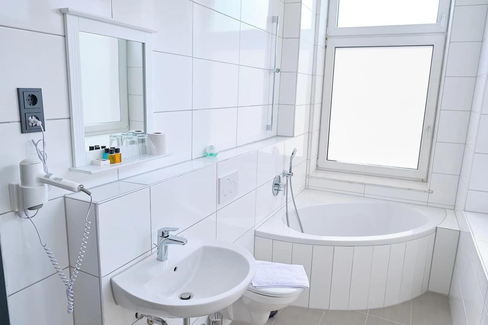 Bad mit Eckbadewanne im Doppelzimmer Deluxe