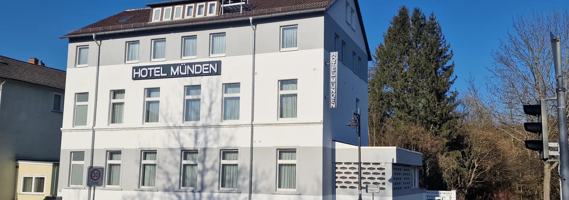 Fassade des Hotel Münden mit großem Schriftzug an der Bahnhofstraße