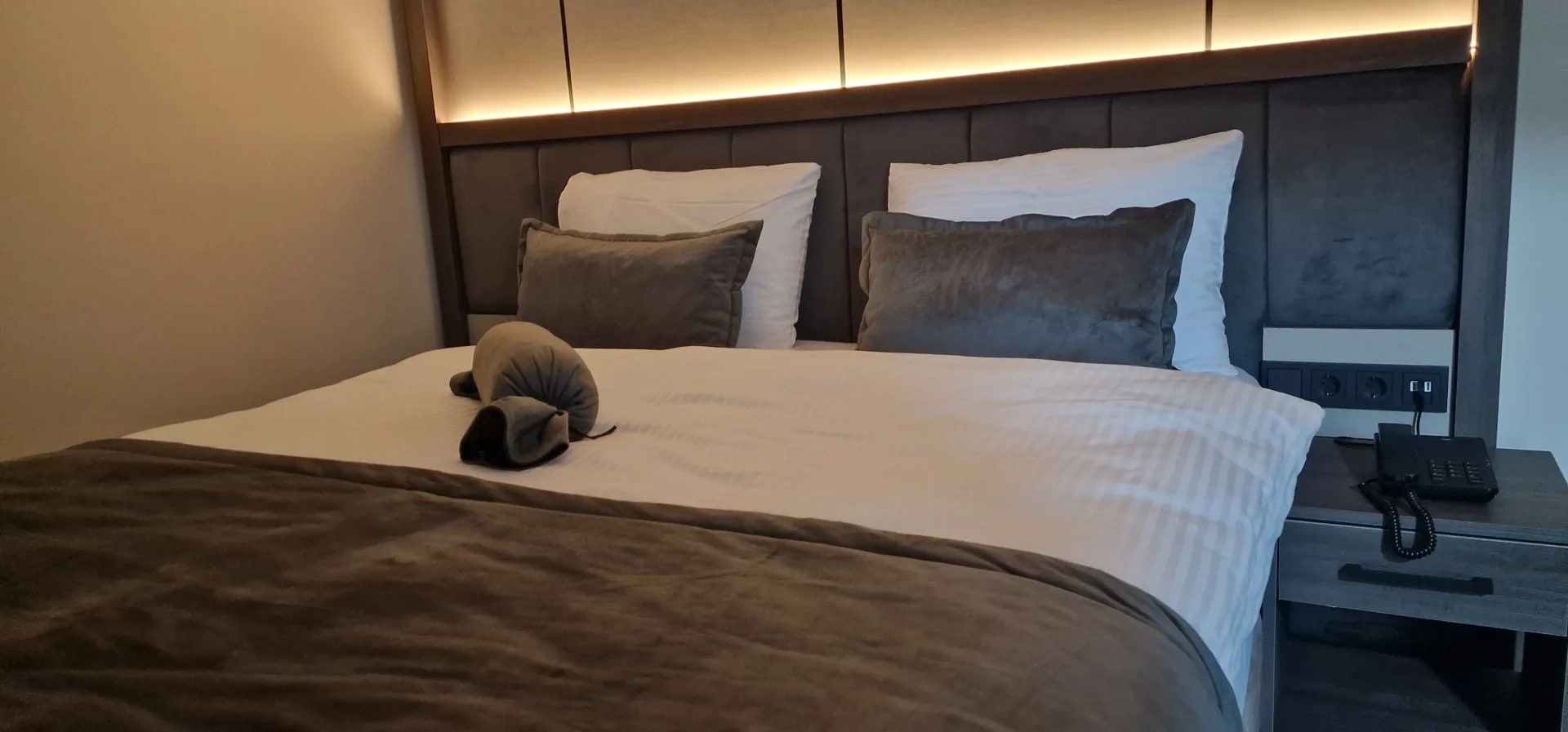 Doppelzimmer mit indirekt beleuchtetem Polsterkopfteil
